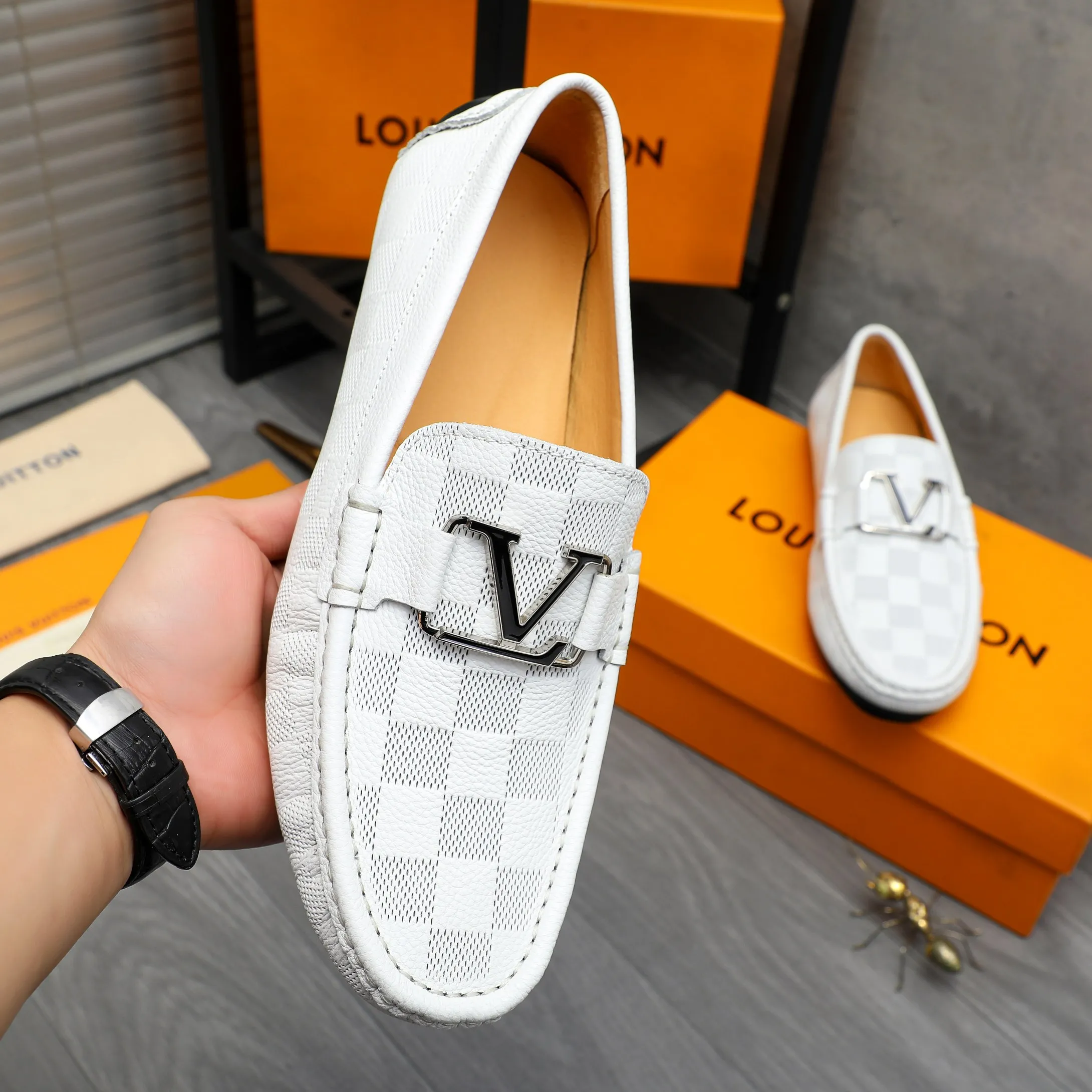 Men's shoes 💰p380 Product trademark: LV "Louis Vuitton" casual slip-on men's shoes Regular size: 38-45 Product materials: Selected classic embossed plaid upper, pigskin lining, rubber outsole